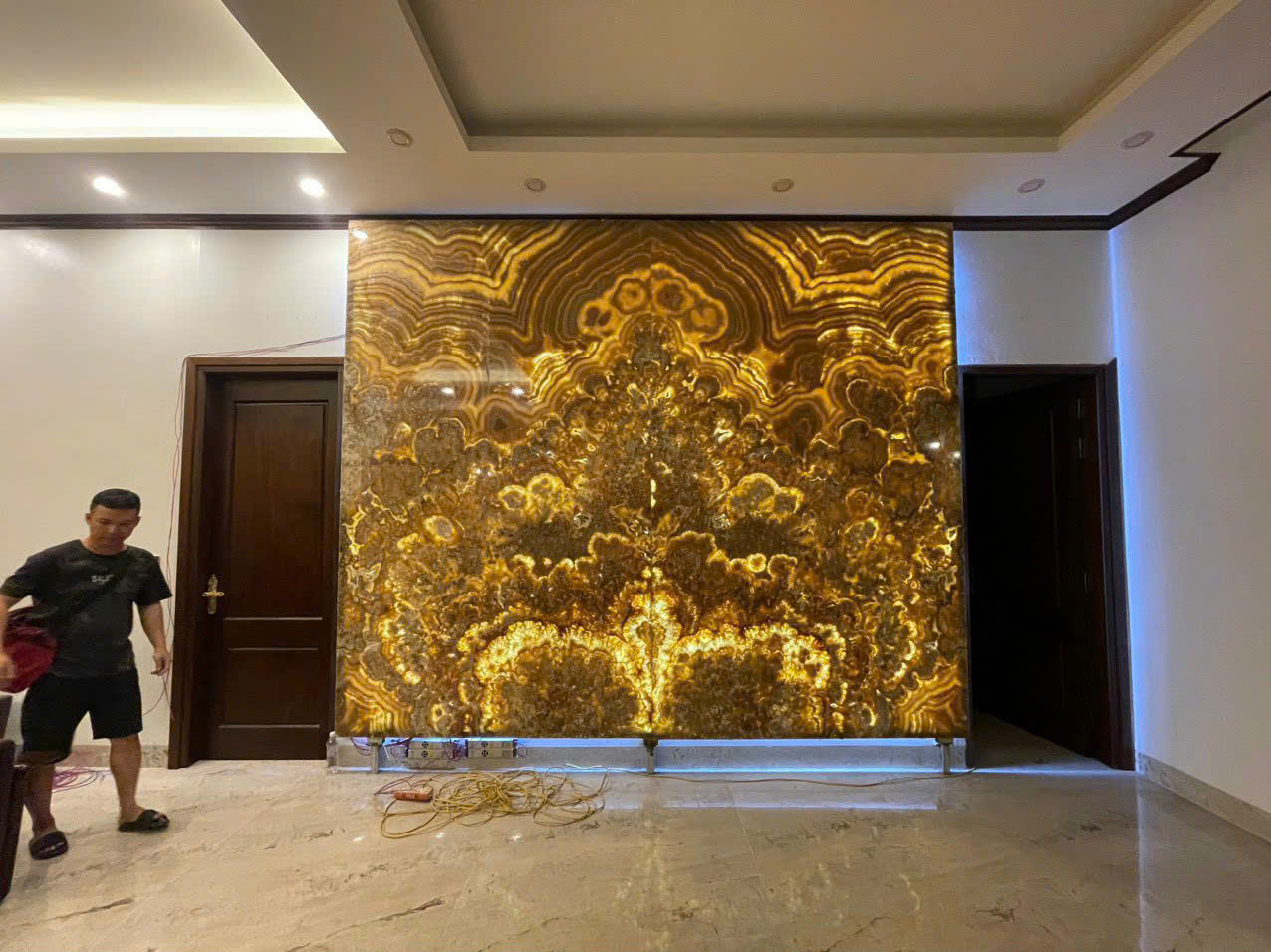 Lý Do Tranh Đá Xuyên Sáng Onyx Luôn Được Ưa Chuộng Trong Nội Thất