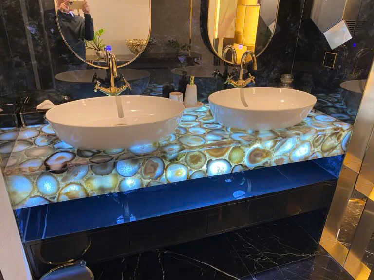 Lý Do Tranh Đá Xuyên Sáng Onyx Luôn Được Ưa Chuộng Trong Nội Thất