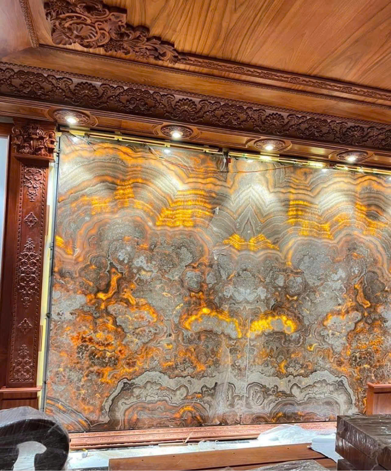 Lý Do Tranh Đá Xuyên Sáng Onyx Luôn Được Ưa Chuộng Trong Nội Thất