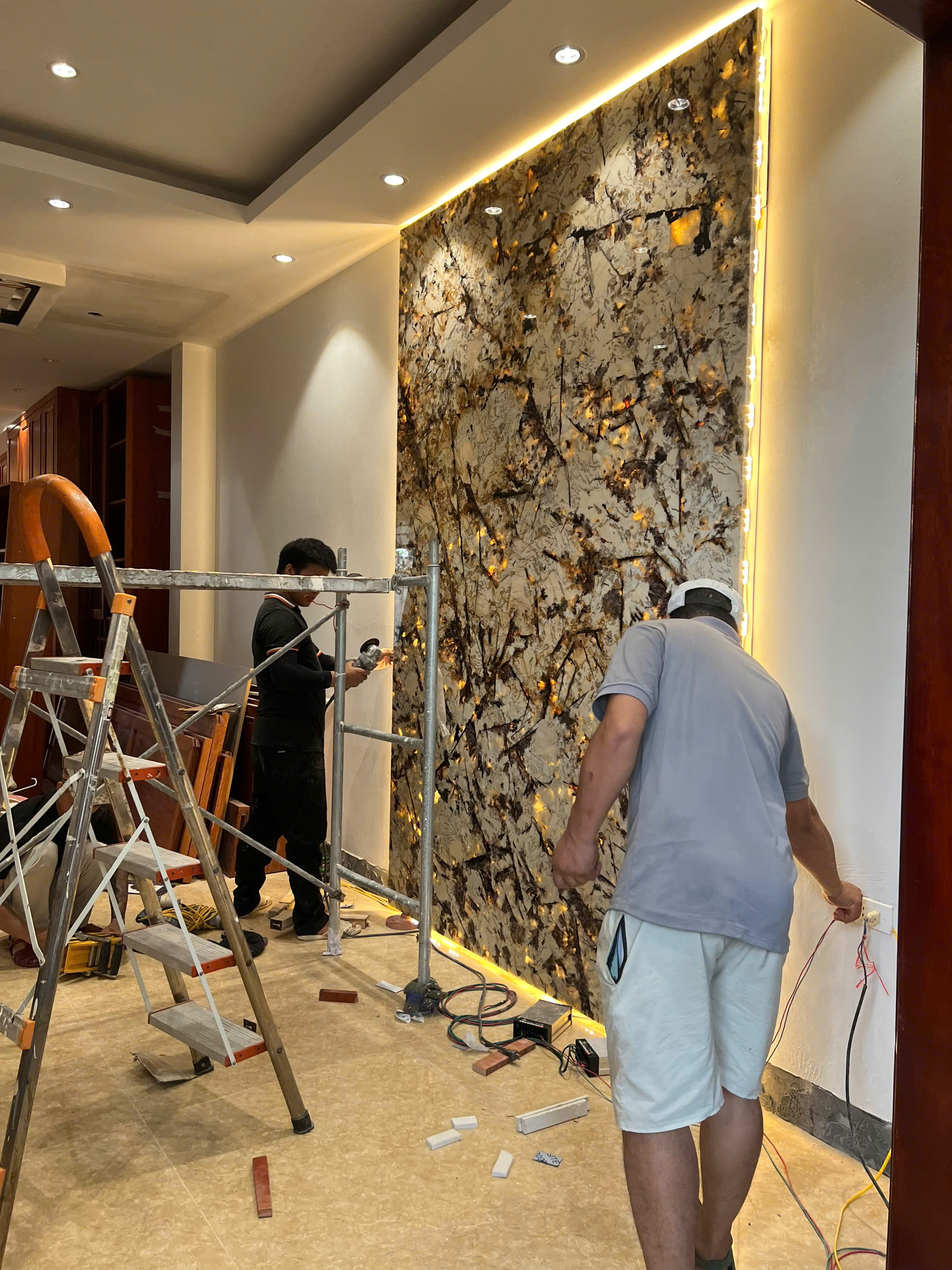 Tranh Đá Tự Nhiên Thông Tầng – Giải Pháp Nội Thất Cho Biệt Thự Hiện Đại