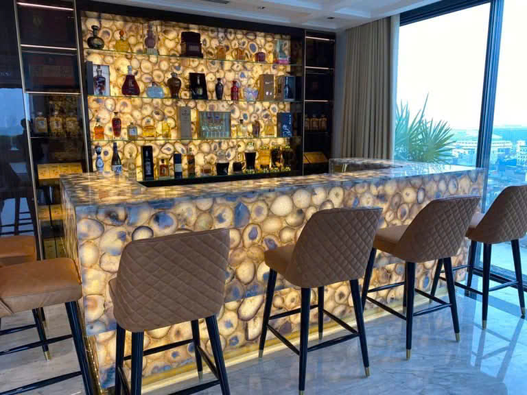 Tranh Đá Xuyên Sáng Cho Quầy Bar – Sự Kết Hợp Hoàn Hảo Giữa Ánh Sáng Và Đá Tự Nhiên